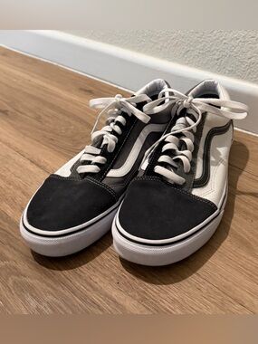 Vans Men’s Unique Black, Gray, and White Low-Top Skate Sneakers size 12